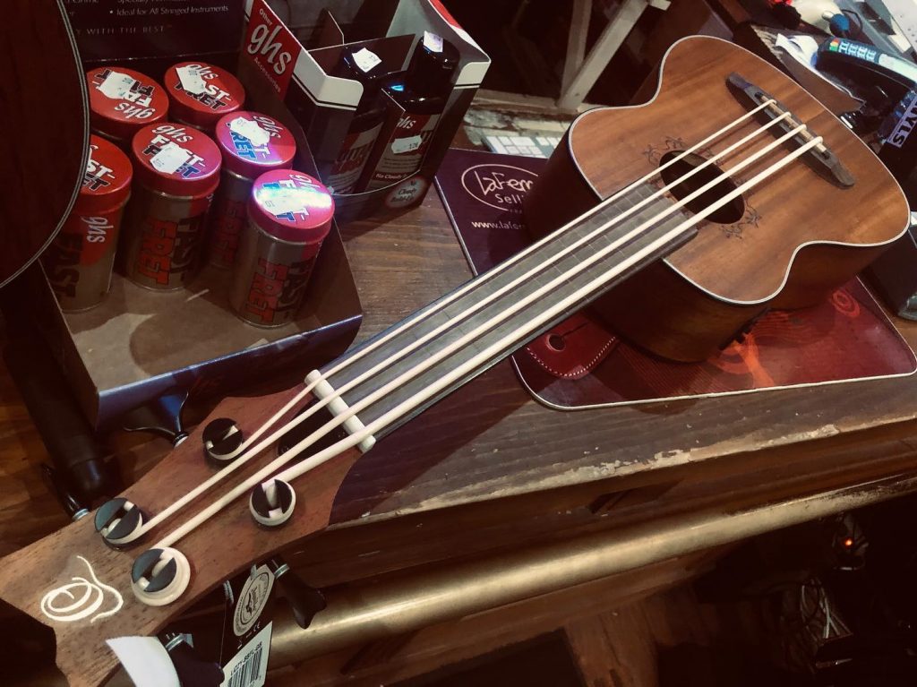 Ukulele Bass – Ortega Lizard séries. Le son d’une mini contrebasse à emporter partout.  #ukulelebass #ortegabassukulele