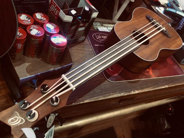 Ukulele Bass – Ortega Lizard séries. Le son d’une mini contrebasse à emporter partout.  #ukulelebass #ortegabassukulele