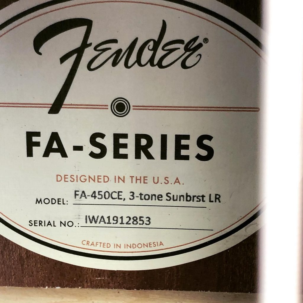 Je pourrais en faire collection de ces étiquettes de fond de caisse  Fender FA450-CE #fenderacousticbass
