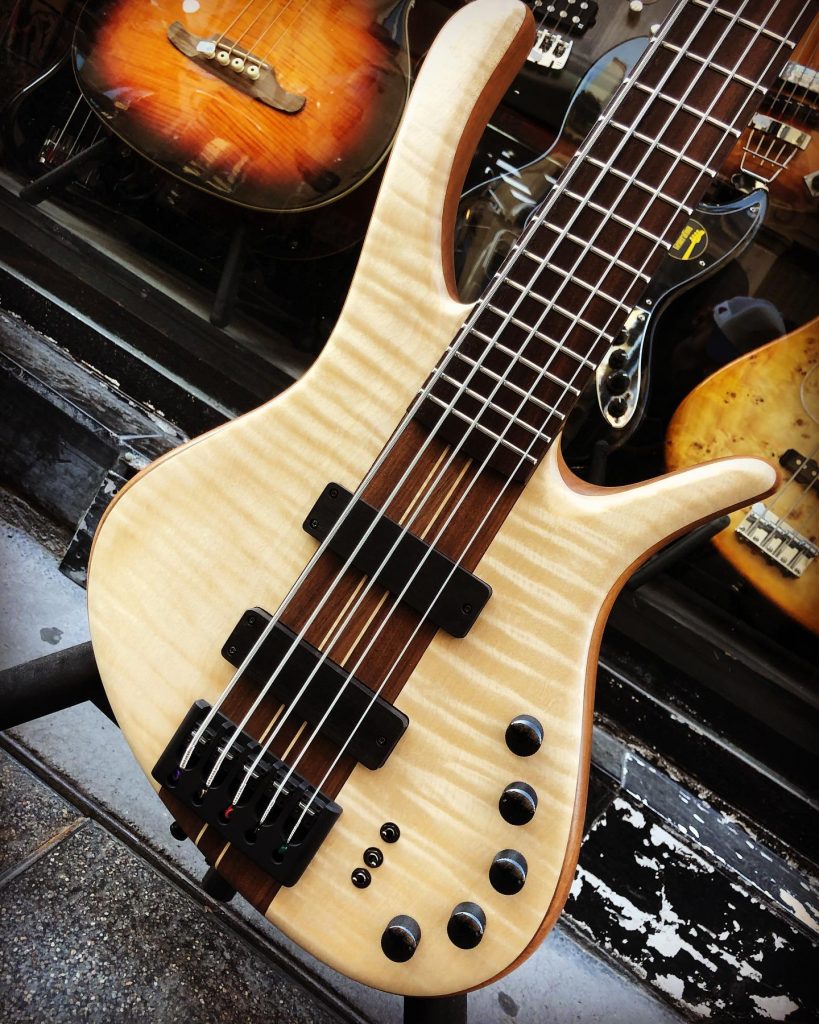 GMR est un luthier polonais que nous distribuons depuis plus de 10 ans en France. Voici la superbe BassForce 5. Manche conducteur, finitions incroyables et surtout un excellent tarifs pour cette gamme de produit. À venir essayer d’urgence. #bass #basse #gmrbass #bassgram #bassguitars