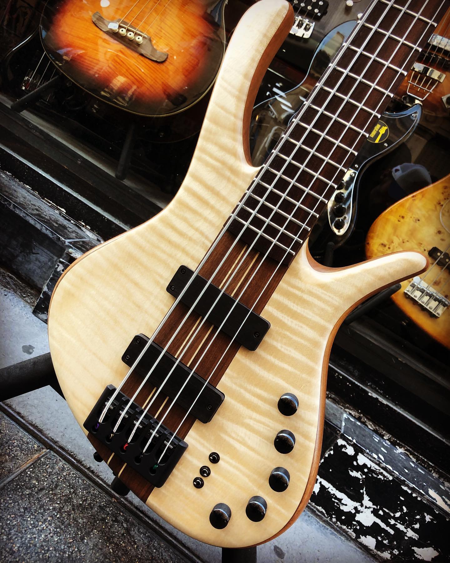 GMR est un luthier polonais que nous distribuons depuis plus de 10 ans en France. Voici la superbe BassForce 5. Manche conducteur, finitions incroyables et surtout un excellent tarifs pour cette gamme de produit. À venir essayer d’urgence. #bass #basse #gmrbass #bassgram #bassguitars
