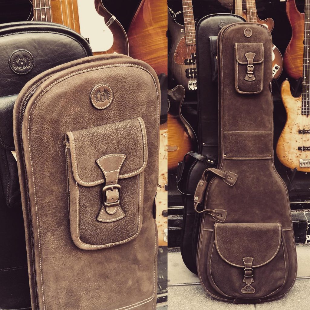 HARVEST, c’est LA housse des cowboys. (Allemands). Il ne vous manque plus que le paquet de clope et un cheval au milieu de la pampa pour compléter le tableau. Une vrai housse pour la vie. #gigbagbass #fineleatherworking #bassaccessories