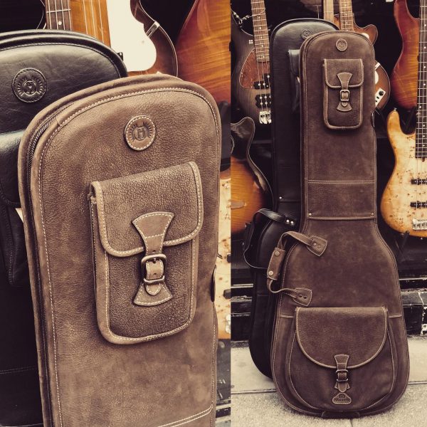 HARVEST, c’est LA housse des cowboys. (Allemands). Il ne vous manque plus que le paquet de clope et un cheval au milieu de la pampa pour compléter le tableau. Une vrai housse pour la vie. #gigbagbass #fineleatherworking #bassaccessories