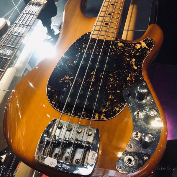 MusicMan Sabre Vintage. Attention car elle ne va pas rester longtemps en magasin celle ci vu la qualité de l’instrument. À venir essayer avant qu’il ne soit trop tard. #musicmanbass #basse #bassiste #bassporn