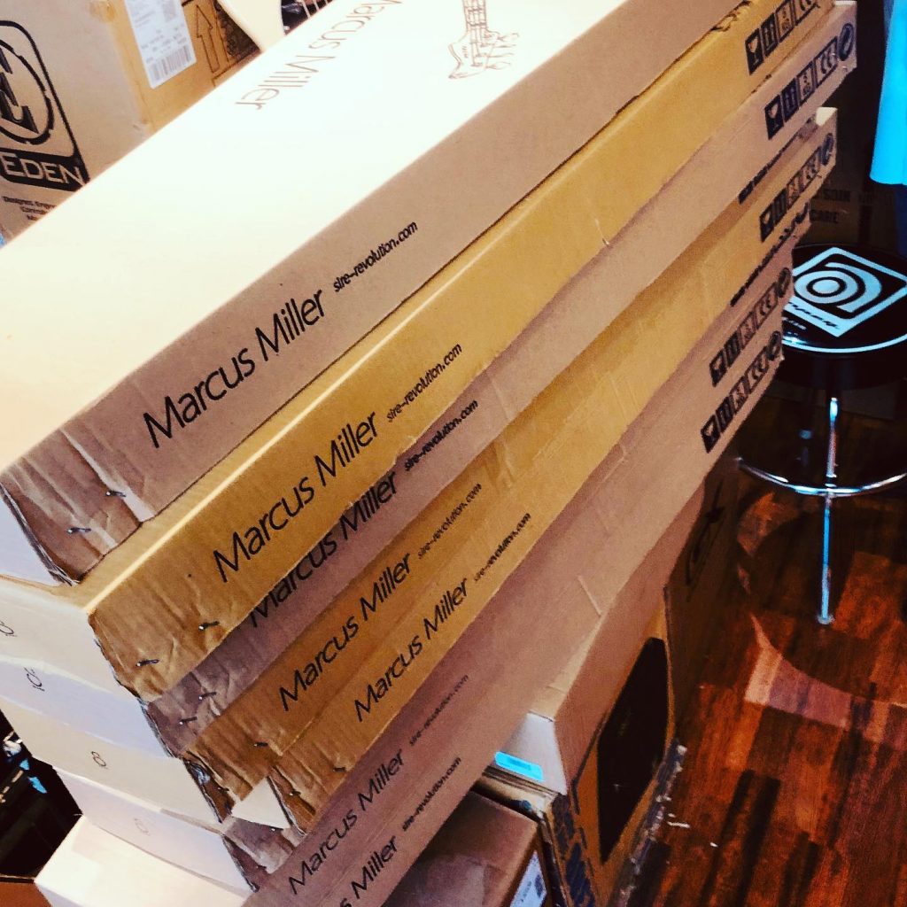 Les autres vous montrent les basses mais jamais les vilains cartons qui cachent les superbes Sire x Marcus Miller 2ème génération.  #siremarcusmiller #bassporn #bassiste #unboxing
