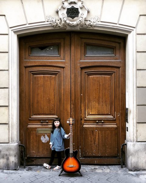 Cliente du jour avec sa nouvelle basse Fender FA-450CE, 3 tons sunburst. #mytho #acousticbassguitar #fenderacousticbass #fenderbass #bassiste #paris #pigalle