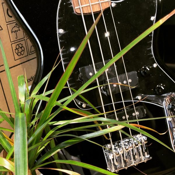 Simple, rétro, parfait pour l’étude. Ibanez TMB-100 #ibanezbass #basse #tmb100 #paris #pigalle