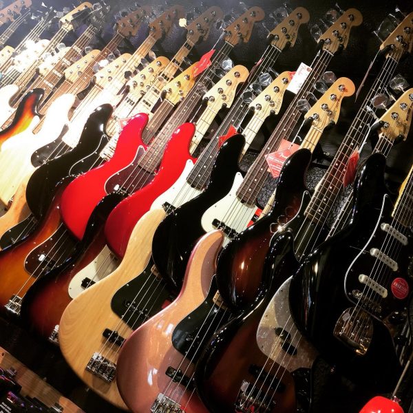 Les guitaristes ne sont que des joueurs de basse comme les autres. #basse #basses #bassiste #bassistes #paris #pigalle