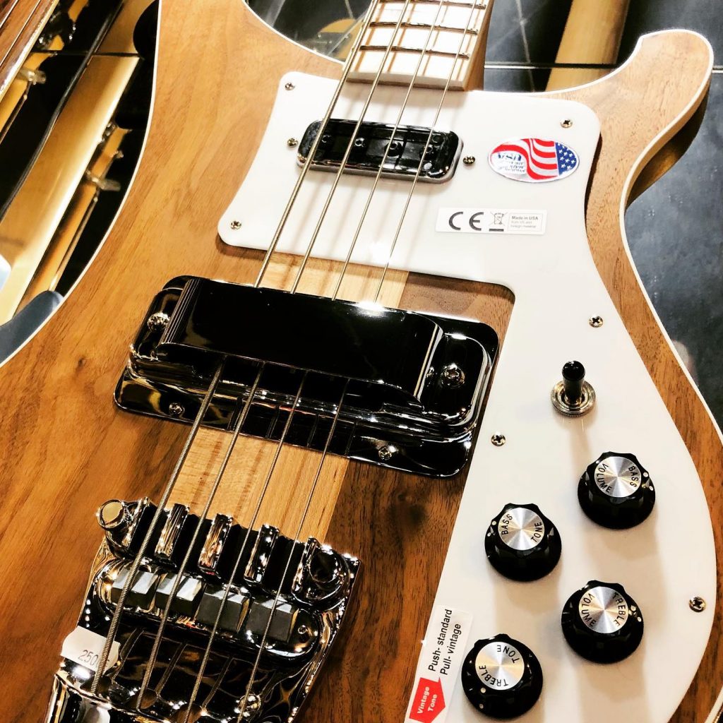 Quelle classe ces Rickenbacker. #rickenbacker #rickenbackerbass #bassiste #basse #bassiste #paris #pigalle