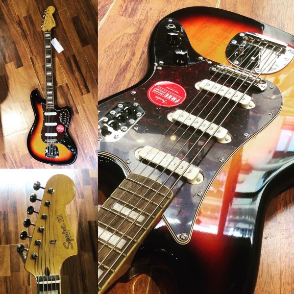 Basse Squier VI. Hybride d’une basse et d’une guitare. Le modèle original Fender produit de 1961 à 1975 a été utilisée par les Beatles, Black Keys, Cream ou encore The Cure. #squierbass #squierbassvi #fenderbass #basse #bass #bassporn #bassgram #bassguitar #guitarbass #electricbass #paris #pigalle