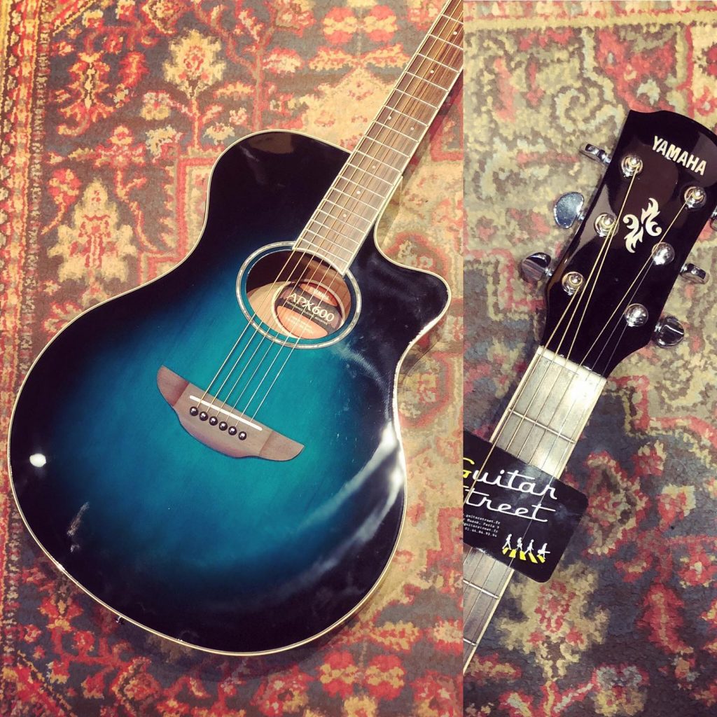 Yamaha APX600 – Format compact et efficace pour cette petite électro-acoustique.