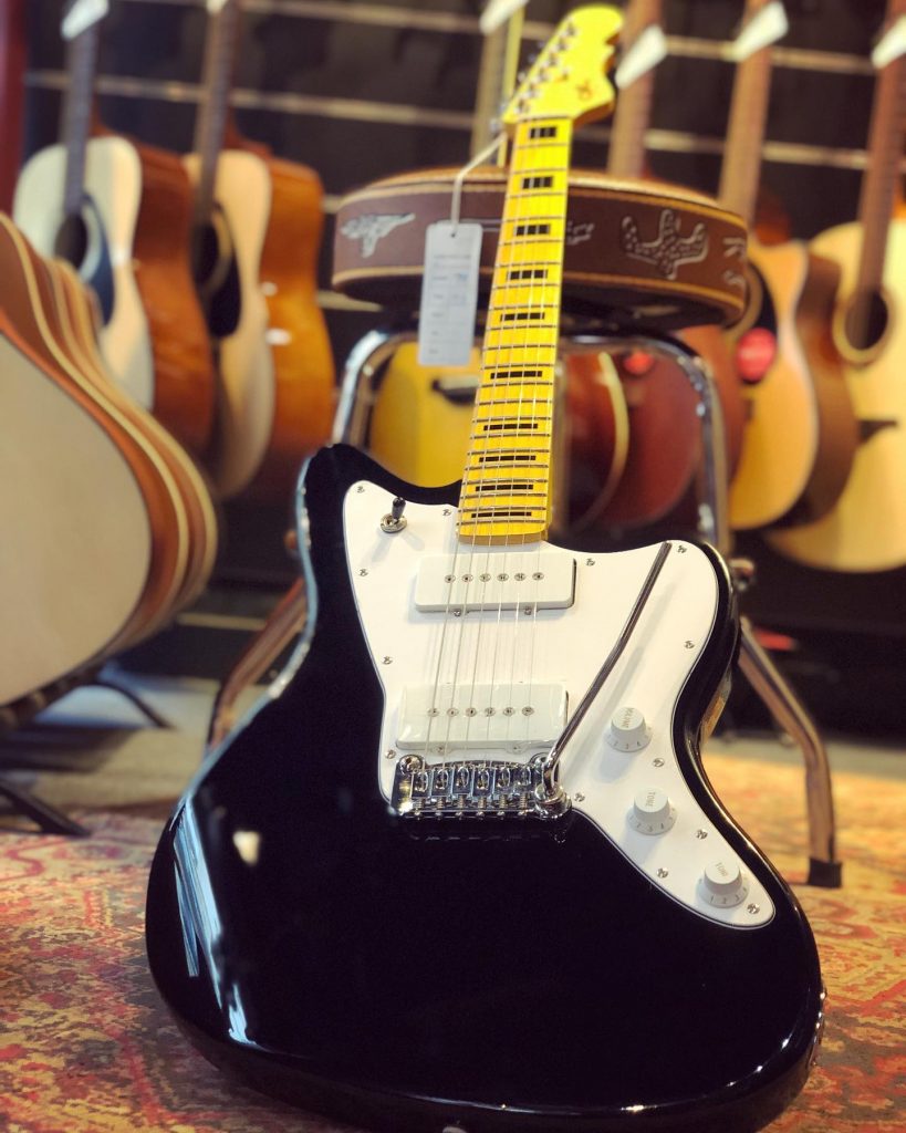 G&L – Doheny Jet BlackFranchement…c’est carré !Dispo au shop