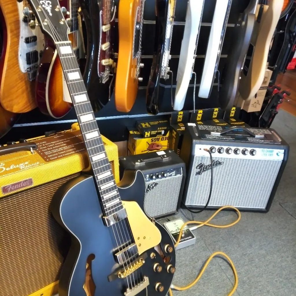 Ibanez AG85 et Vibro Champ pour nous mettre du baume au cœur 🖤🖤🖤#ibanezguitars #fenderamps #ibanezag85 #vibrochamp #electricguitar #guitaramp