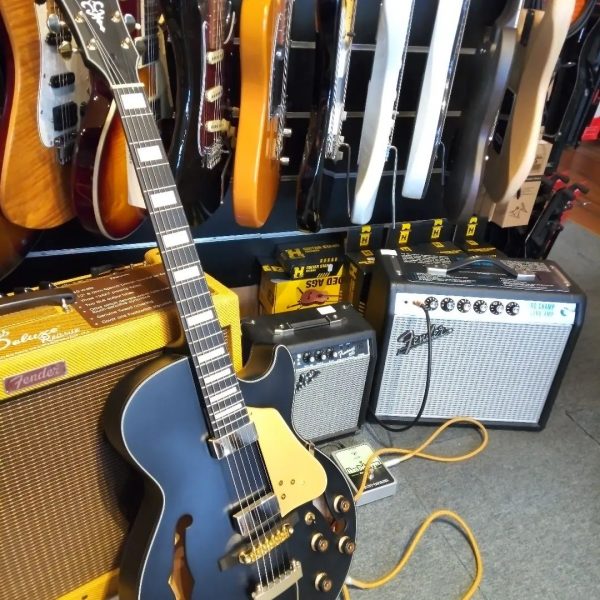 Ibanez AG85 et Vibro Champ pour nous mettre du baume au cœur 🖤🖤🖤#ibanezguitars #fenderamps #ibanezag85 #vibrochamp #electricguitar #guitaramp