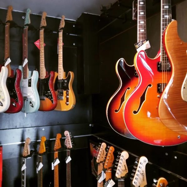 Tiens! Un espace disponible…. Des idées de marques (acoustique ou électrique) que vous aimeriez voir?#electricguitars #acousticguitars