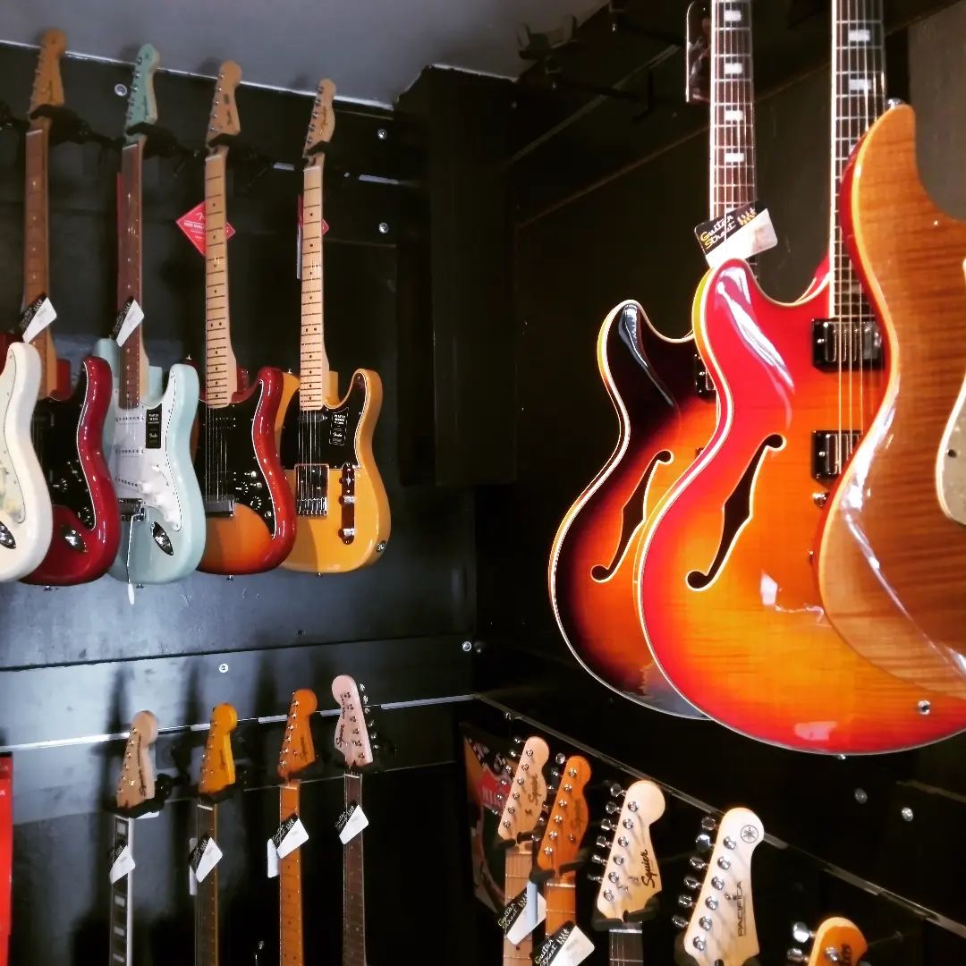 Tiens! Un espace disponible.... Des idées de marques (acoustique ou électrique) que vous aimeriez voir?#electricguitars #acousticguitars