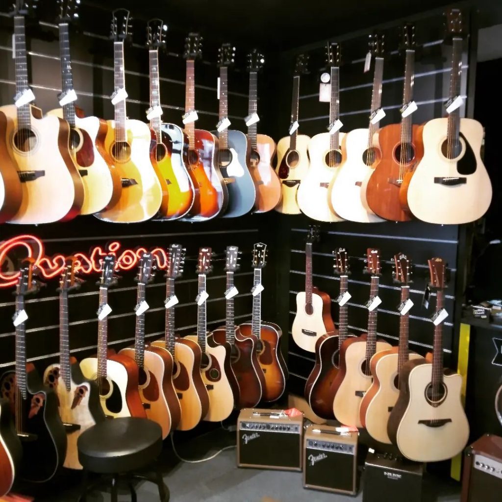 On vous aménage un beau shop.  Pour le remplir arrivera bientôt une belle sélection de marques et modèles…. Stay tuned#guitarstore #acousticguitars #electricguitars