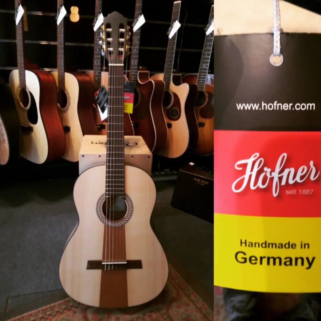 On continue notre tour du monde pour des classiques pas si classiques @hofnerguitars #hofner #hofnerguitars #guitareclassique #classicalguitars #madeingermany