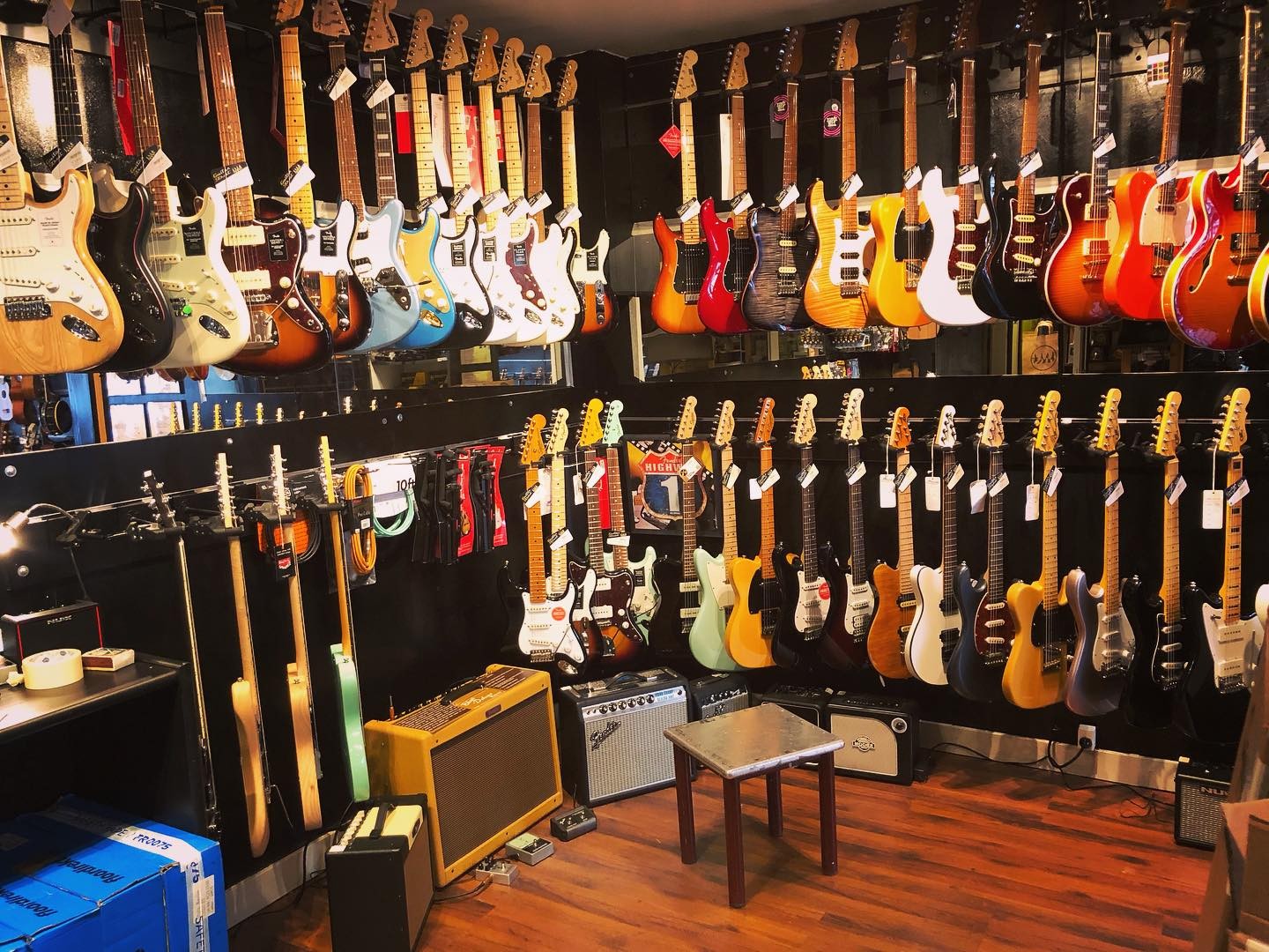 Nouvelle espace dédié à la guitare électrique. On vous attend pour venir découvrir notre sélection