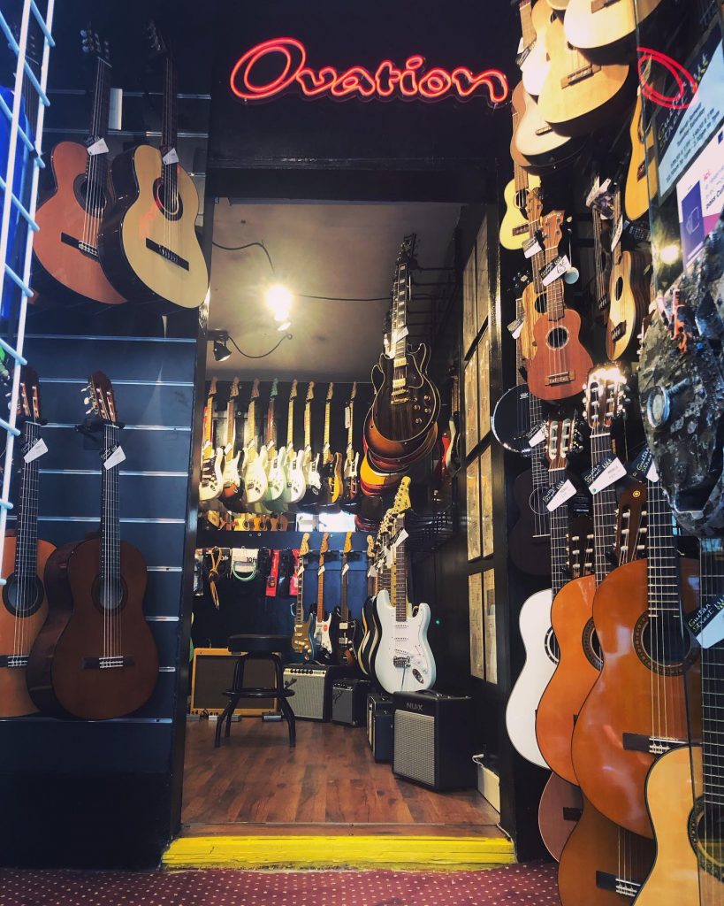 Oh !!! La belle enseigne lumineuse Ovation qui va bien.