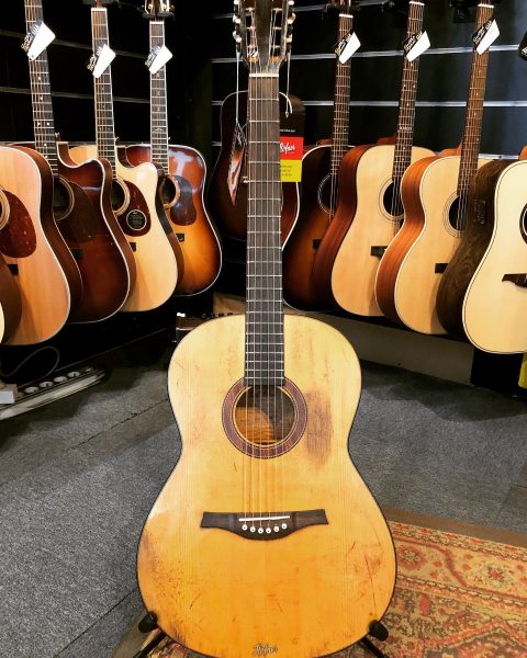 Magnifique « relic » sur cette Hofner HA-CS7 vintage avec son système électro-acoustique Mi-Si révolutionnaire.