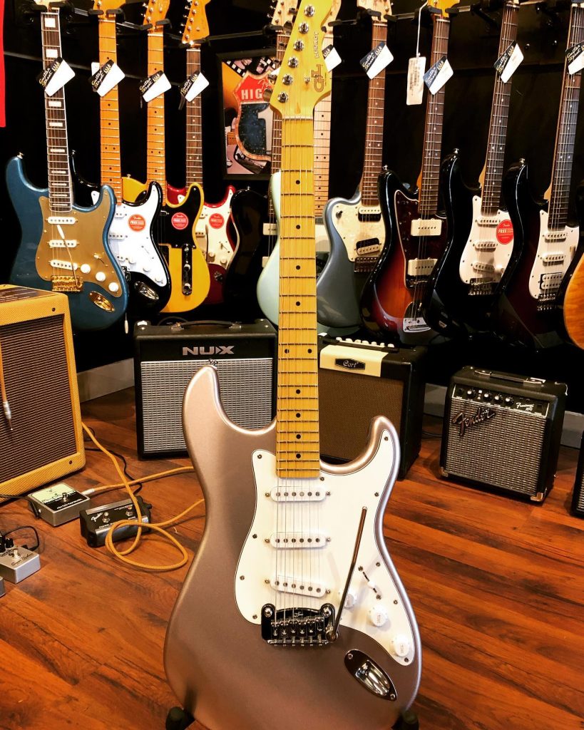 G&L Tribute Legacy en Shoreline Gold pour un type strat modernisé…Décidément Leo connaissait son affaire.