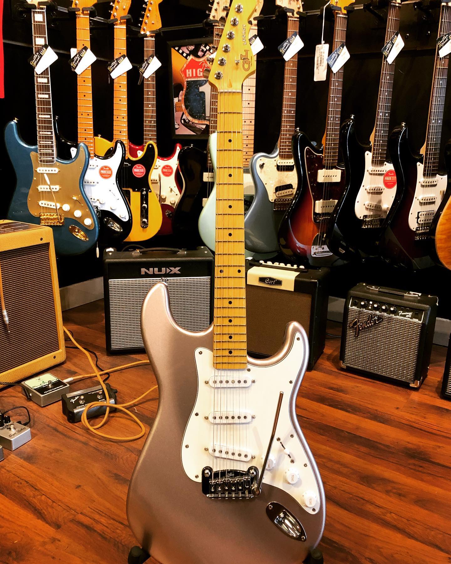 G&L Tribute Legacy en Shoreline Gold pour un type strat modernisé…Décidément Leo connaissait son affaire.