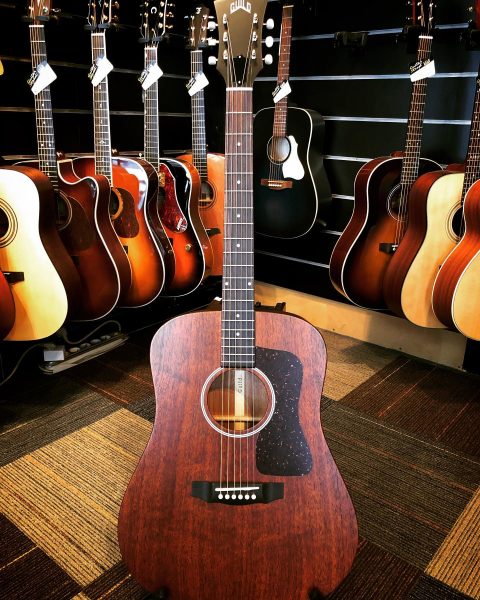 Souhaitons la bienvenue à la Guild D20 made in ze states! Oh oui… l’acajou est chaud.