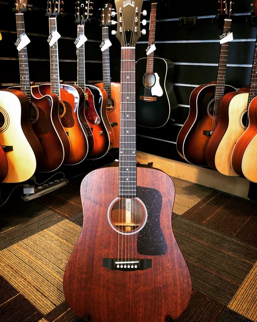 Souhaitons la bienvenue à la Guild D20 made in ze states! Oh oui… l’acajou est chaud.