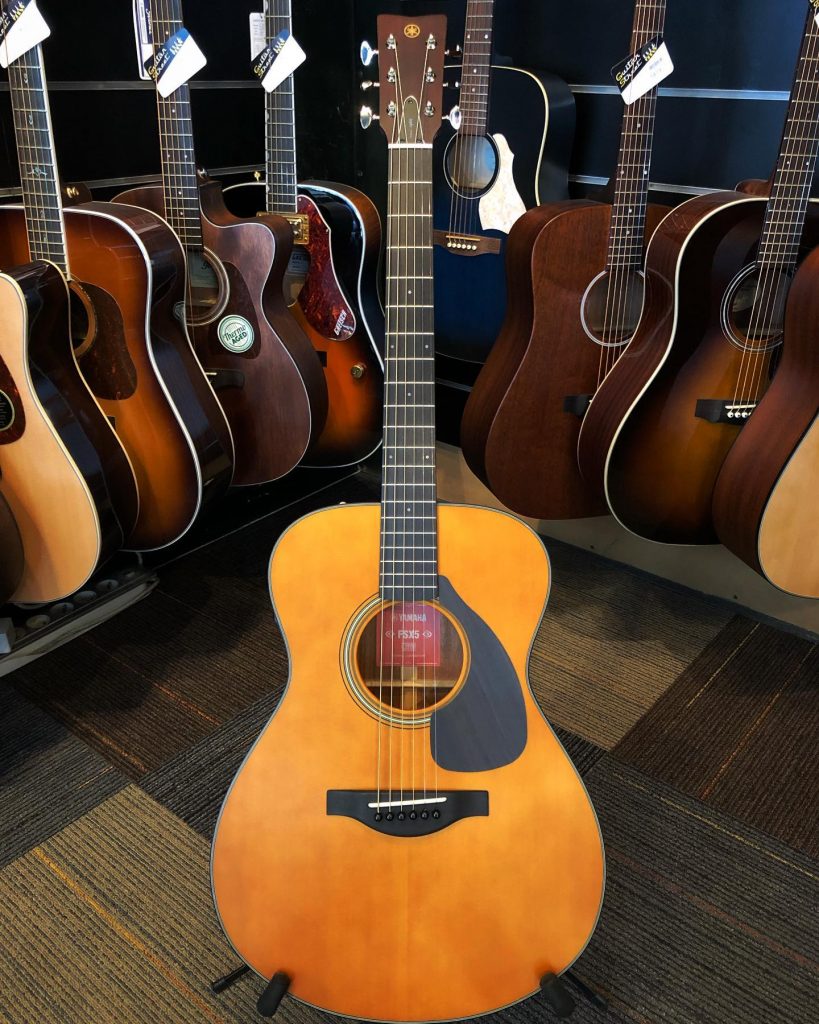 Du sûr!  Yamaha FSX5. Fabriquée au Japon . Préamp Atmosfeel.