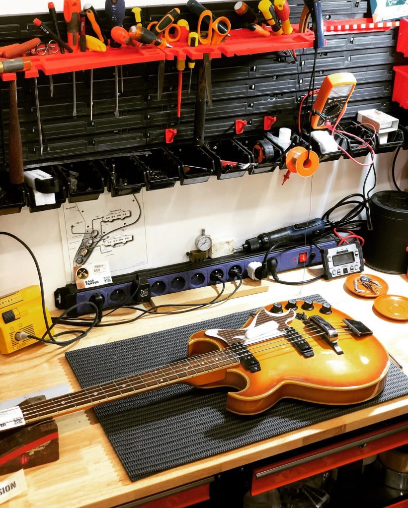 Venez faire bichonner votre guitare dans notre nouvel atelier.Forfait réglage à partir de 60€