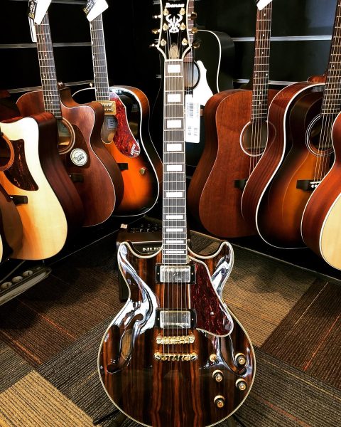 Ibanez AM93ME de l’excellente série Artcore Expressionist. Ébène de Macassar.