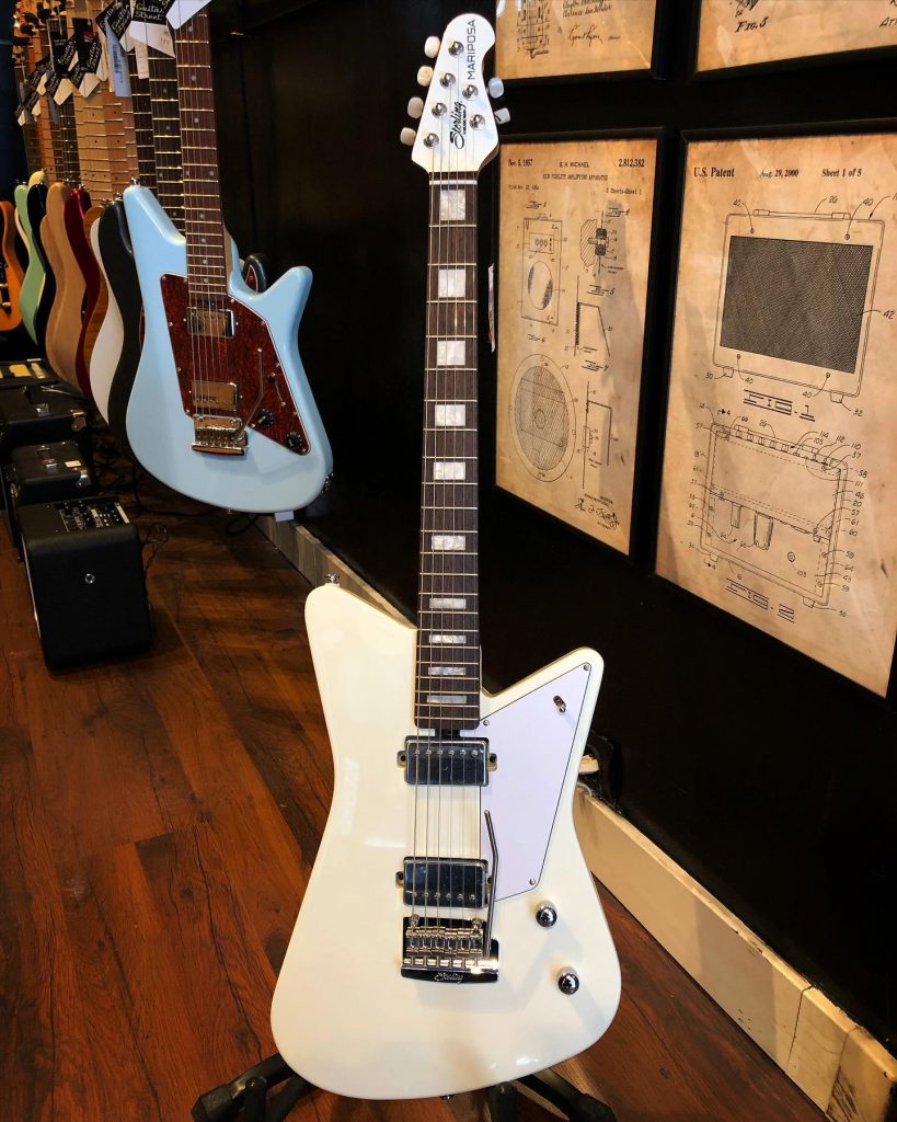 On s’approche vraiment de la légende Music Man avec cette Mariposa de Sterling. Manche érable torréfié satiné super confort, mécaniques autobloquantes, micros avec un gros son mais aussi à l’aise en son clair…. Bref! On valide @guitarstreet.paris!