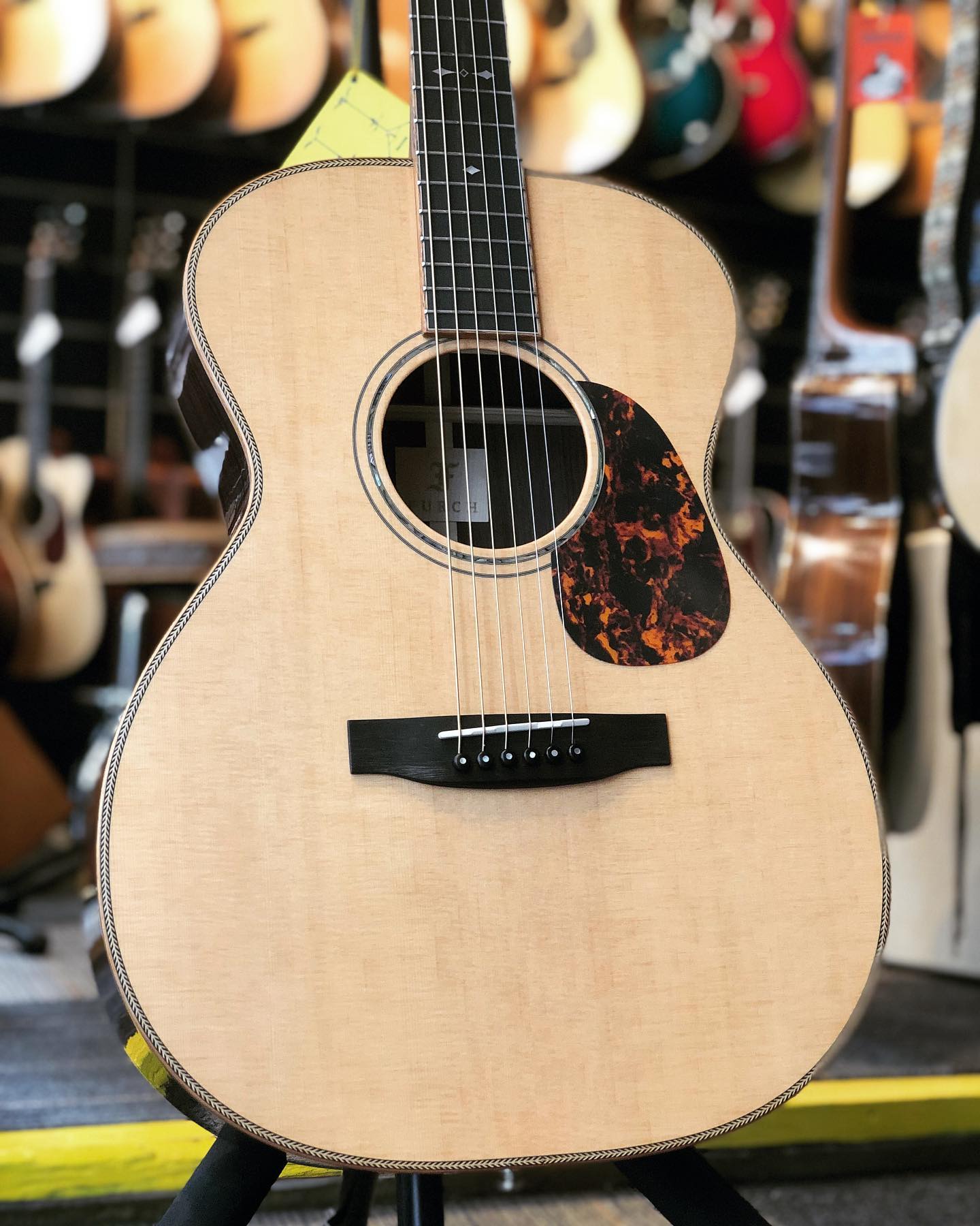 Richesse harmonique, équilibre, définition et caractère. Une superbe guitare. Dispo au shop. Furch - Vintage 3 OM-SR