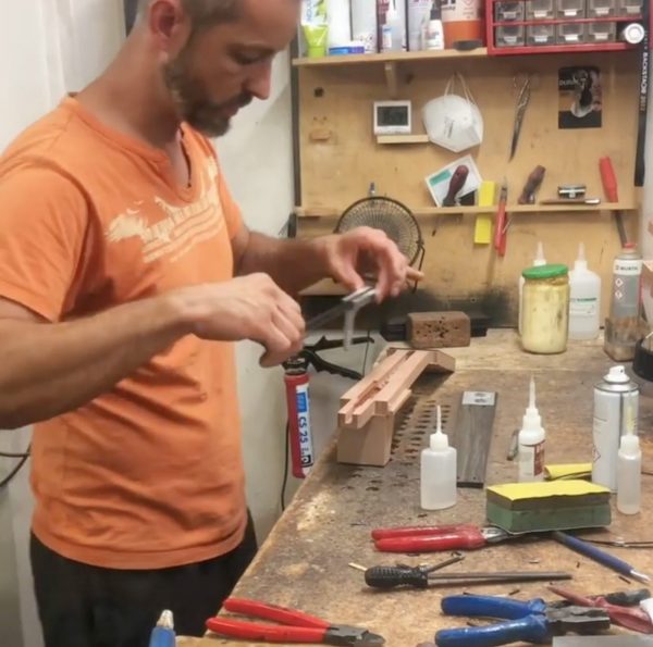 Visite de l’usine Furch. Ici la pose d’un truss rod CNR system 🇨🇿