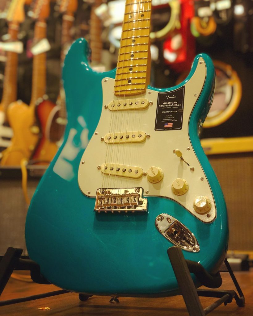Fraîchement arrivée au shop. Fender American Pro II – Stratocaster dans sa robe Miami Blue ️ 1949€