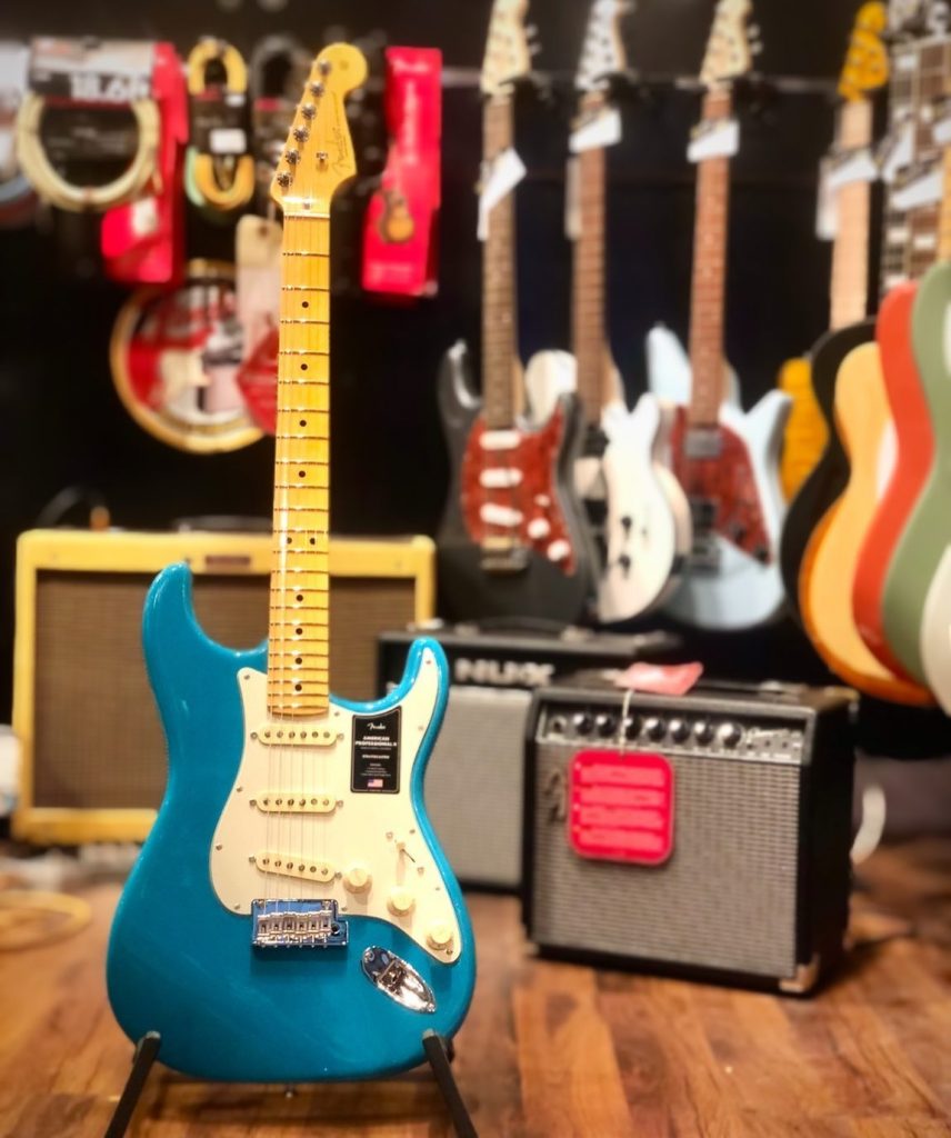 J’aime bcp cette couleur Miami  Blue !!! Fender Am Pro II Strato.
