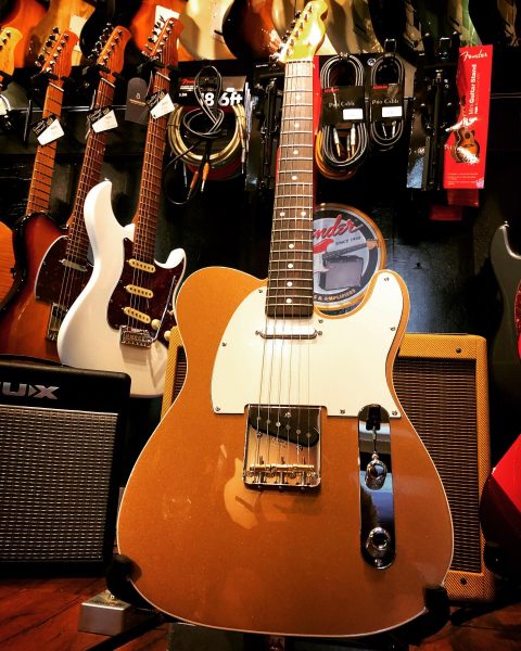 Fender JV modified 60’s Custom Telecaster. Couleur vintage à souhait, manche en v, sélecteur 4 positions, switch sur la tonalité… elle fait le plein de son!