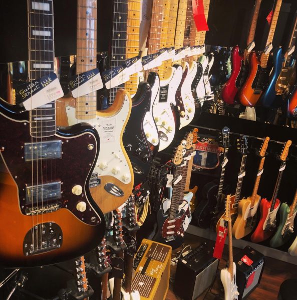 On commence à avoir des sacrés bonnes poêles à vous proposer. Fender et G&L , Tokai  et bientôt Sandberg