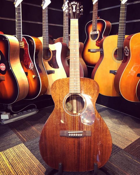 Petite taille… gros son! Guild M120.Entièrement massive.