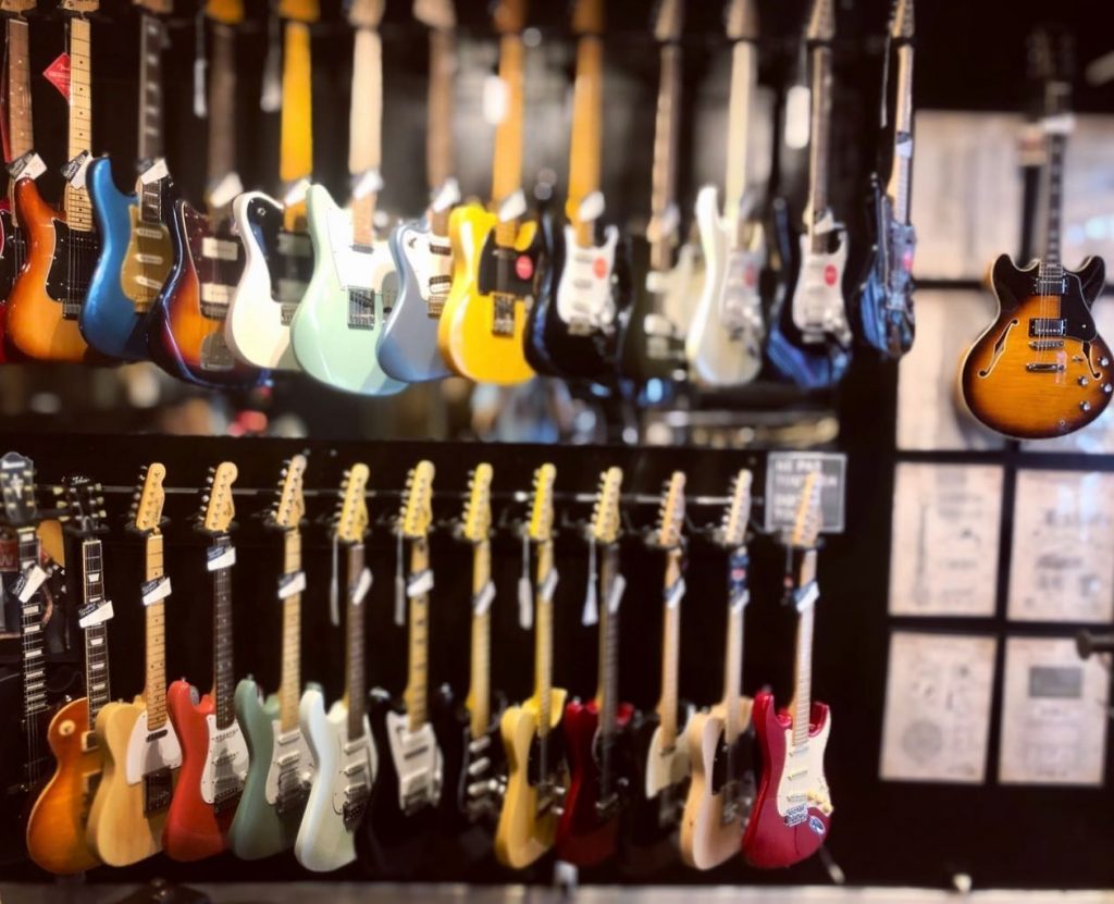 Venez découvrir notre sélection de guitare électrique en taille réel.