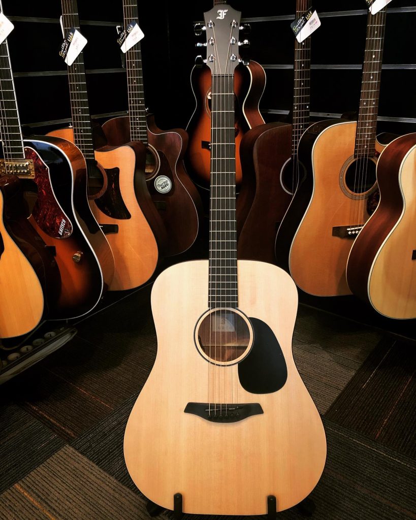 Nouvelle série Violet @furchguitars  du bois massif, de la bonne lutherie. Pas de fioritures!