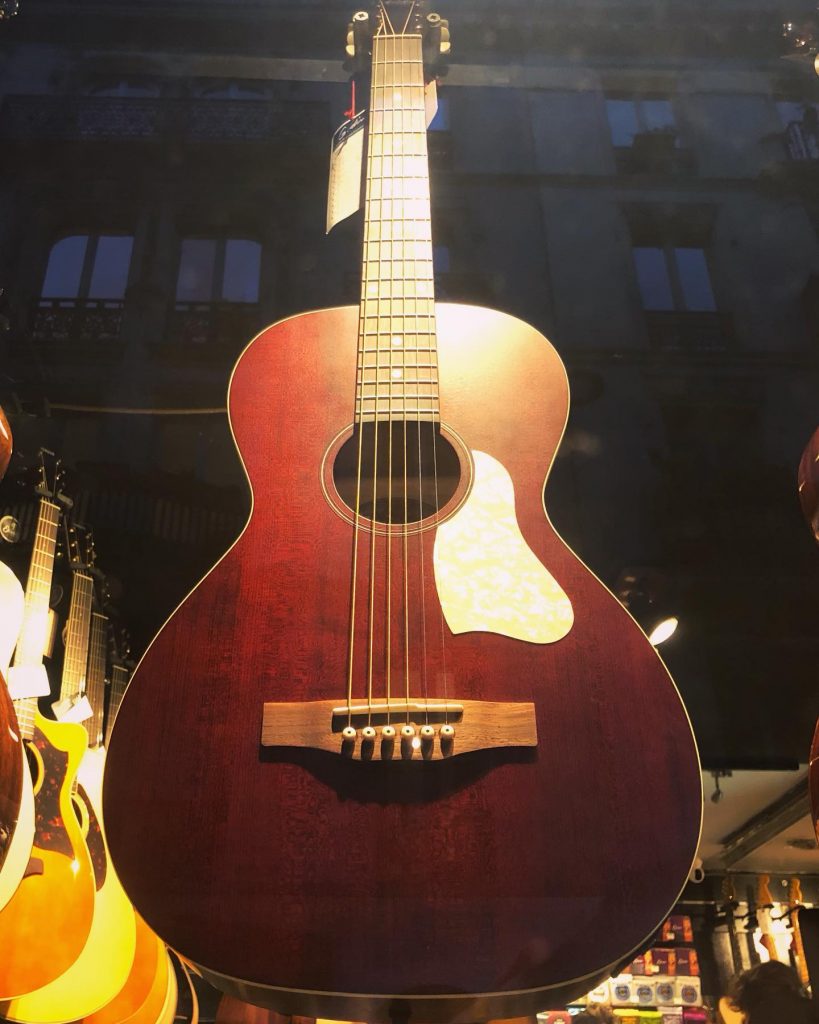 La très belle et tjrs excellente Art & Lutherie 🇨🇦 Roadhouse Tennessee Red. Dispo au shop.