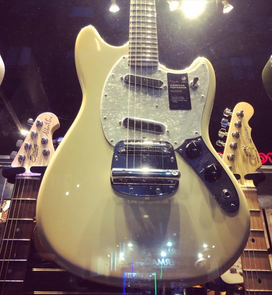 Fender Mustang Performer  Vintage White – Fraichement arrivée au shop.