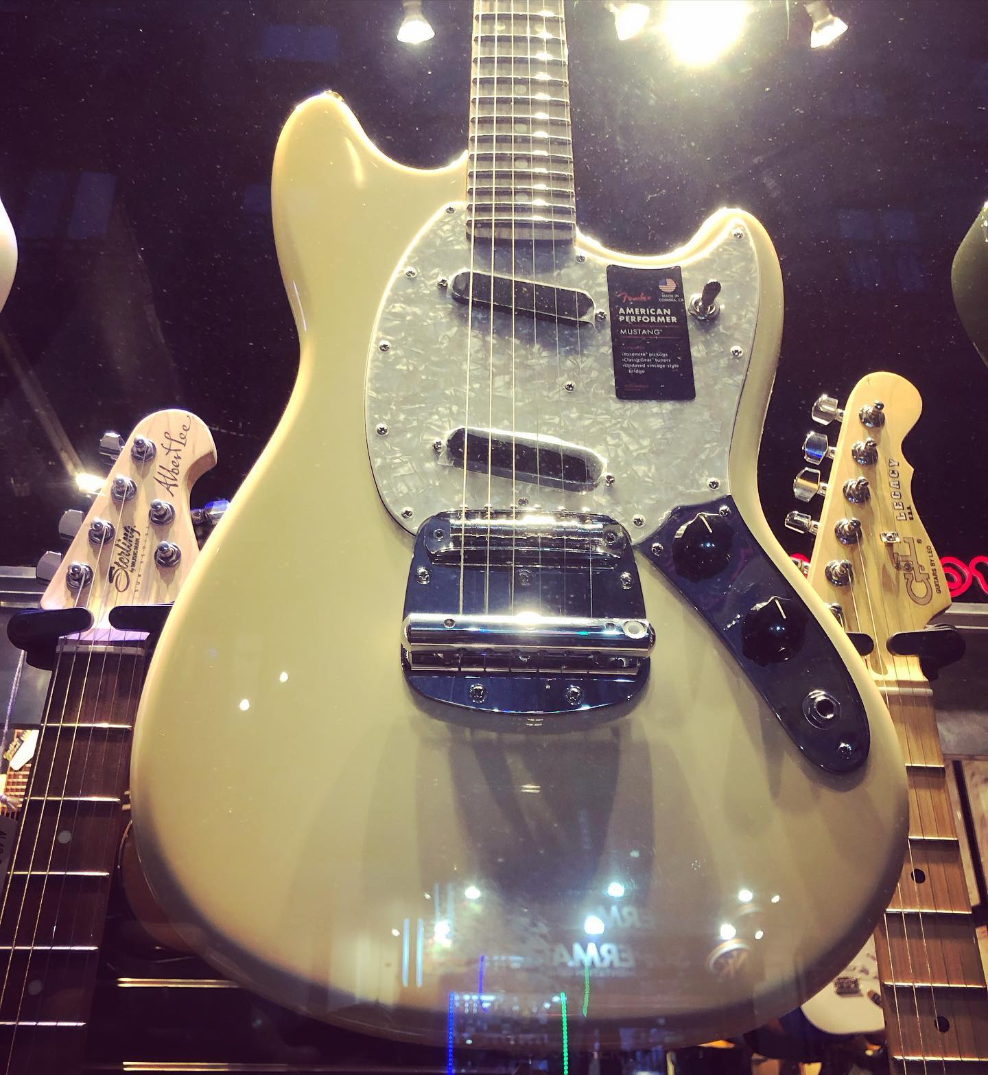 Fender Mustang Performer  Vintage White - Fraichement arrivée au shop.