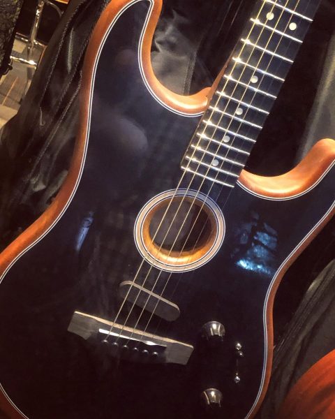 Fender – Acoustasonic Stratocaster Black. Deux mondes en un. 🥜