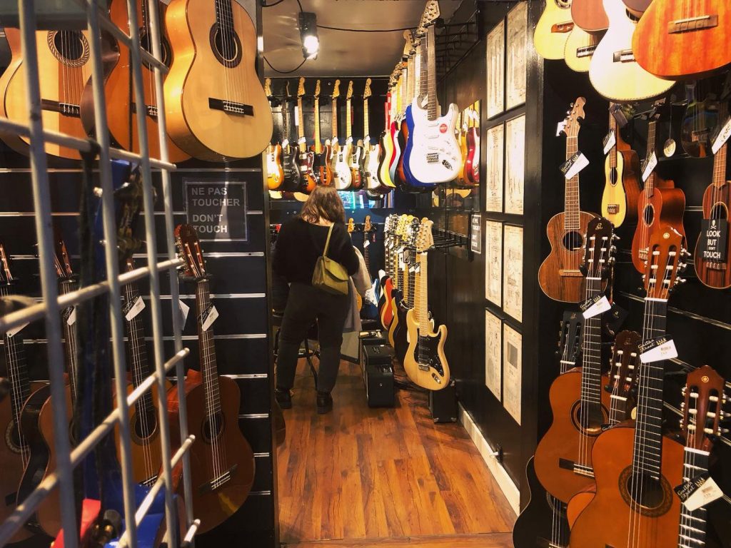 L’antre de la guitare. Classique, acoustique et électrique.