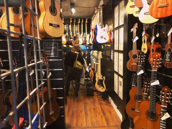 L’antre de la guitare. Classique, acoustique et électrique.