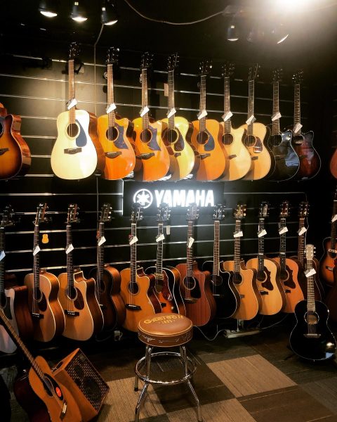 Les acoustiques-folks avec une belle sélection Yamaha.