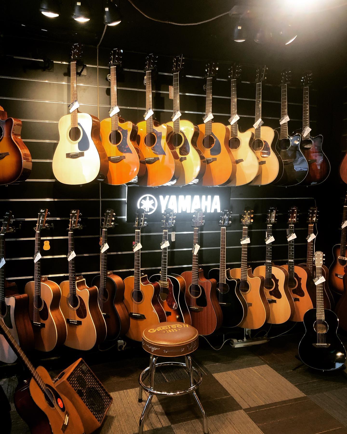 Les acoustiques-folks avec une belle sélection Yamaha.